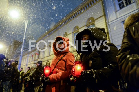  15.01.2019 GDANSK<br />GDANSZCZANIE ZEGNAJA PREZYDENTA PAWLA ADAMOWICZA POD URZEDEM MIASTA W GDANSKU<br />N/Z MIESZKANCY GDANSKA Z WIELKIM BOLEM ZEGNAJA PAWLA ADAMOWICZA ZE ZNICZAMI W REKACH<br /> 