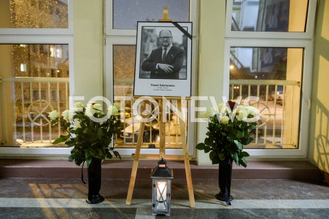  15.01.2019 GDANSK<br />GDANSZCZANIE ZEGNAJA PREZYDENTA PAWLA ADAMOWICZA POD URZEDEM MIASTA W GDANSKU<br />N/Z PORTRET PAWLA ADAMOWICZA USTAWIONY W GLOWNYM WEJSCIU DO URZEDU MIASTA W GDANSKU<br /> 