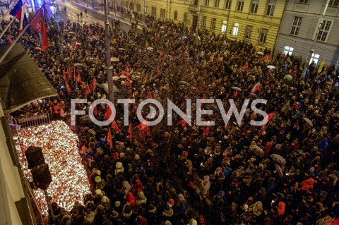 Gdańszczanie żegnają prezydenta Pawła Adamowicza pod Urzędem Miasta w Gdańsku