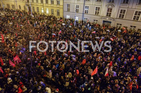  15.01.2019 GDANSK<br />GDANSZCZANIE ZEGNAJA PREZYDENTA PAWLA ADAMOWICZA POD URZEDEM MIASTA W GDANSKU<br />N/Z MIESZKANCY GDANSKA ZEBRANI PRZED URZEDEM MIASTA<br /> 