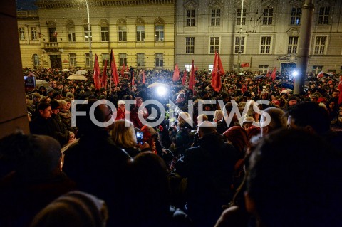  15.01.2019 GDANSK<br />GDANSZCZANIE ZEGNAJA PREZYDENTA PAWLA ADAMOWICZA POD URZEDEM MIASTA W GDANSKU<br />N/Z MIESZKANCY GDANSKA ZEBRANI PRZED URZEDEM MIASTA<br /> 