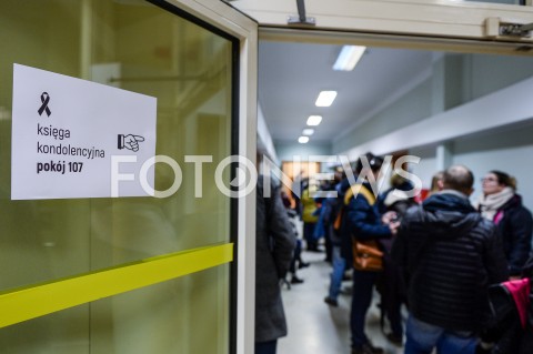  15.01.2019 GDANSK<br />GDANSZCZANIE ZEGNAJA PREZYDENTA PAWLA ADAMOWICZA POD URZEDEM MIASTA W GDANSKU<br />N/Z KOLEJKA DO KSIEGI KONDOLENCYJNEJ<br /> 