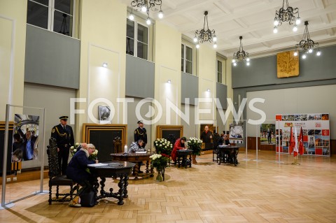  15.01.2019 GDANSK<br />GDANSZCZANIE ZEGNAJA PREZYDENTA PAWLA ADAMOWICZA POD URZEDEM MIASTA W GDANSKU<br />N/Z MIESZKANCY GDANSKA WPISUJA SIE DO KSIEGI KONDOLENCYJNEJ<br /> 