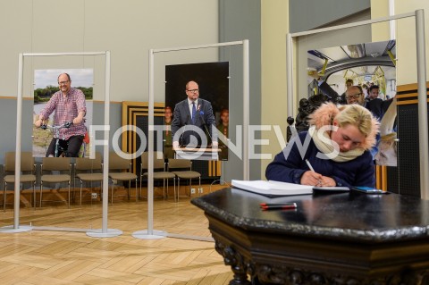  15.01.2019 GDANSK<br />GDANSZCZANIE ZEGNAJA PREZYDENTA PAWLA ADAMOWICZA POD URZEDEM MIASTA W GDANSKU<br />N/Z MIESZKANCY GDANSKA WPISUJA SIE DO KSIEGI KONDOLENCYJNEJ<br /> 