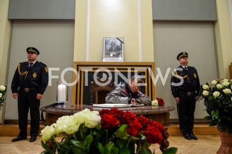  15.01.2019 GDANSK<br />GDANSZCZANIE ZEGNAJA PREZYDENTA PAWLA ADAMOWICZA POD URZEDEM MIASTA W GDANSKU<br />N/Z MIESZKANCY GDANSKA WPISUJA SIE DO KSIEGI KONDOLENCYJNEJ<br /> 