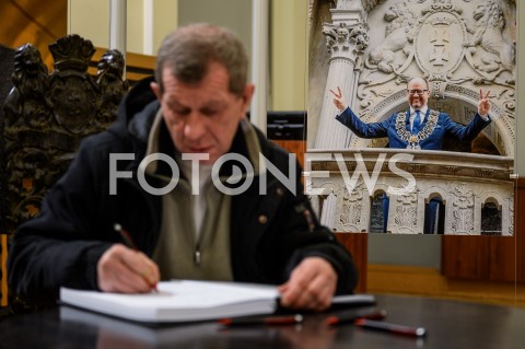  15.01.2019 GDANSK<br />GDANSZCZANIE ZEGNAJA PREZYDENTA PAWLA ADAMOWICZA POD URZEDEM MIASTA W GDANSKU<br />N/Z MIESZKANCY GDANSKA WPISUJA SIE DO KSIEGI KONDOLENCYJNEJ<br /> 