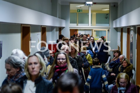  15.01.2019 GDANSK<br />GDANSZCZANIE ZEGNAJA PREZYDENTA PAWLA ADAMOWICZA POD URZEDEM MIASTA W GDANSKU<br />N/Z MIESZKANCY GDANSKA STOJA W KOLEJCE DO KSIEGI KONDOLENCYJNEJ<br /> 