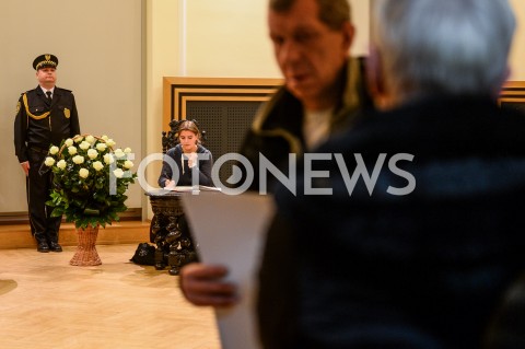  15.01.2019 GDANSK<br />GDANSZCZANIE ZEGNAJA PREZYDENTA PAWLA ADAMOWICZA POD URZEDEM MIASTA W GDANSKU<br />N/Z MIESZKANCY GDANSKA WPISUJA SIE DO KSIEGI KONDOLENCYJNEJ<br /> 