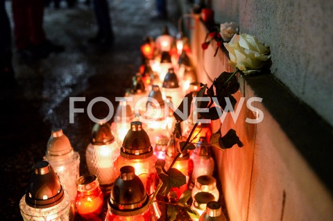  15.01.2019 GDANSK<br />GDANSZCZANIE ZEGNAJA PREZYDENTA PAWLA ADAMOWICZA POD URZEDEM MIASTA W GDANSKU<br />N/Z ZNICZE POD URZEDEM MIASTA<br /> 