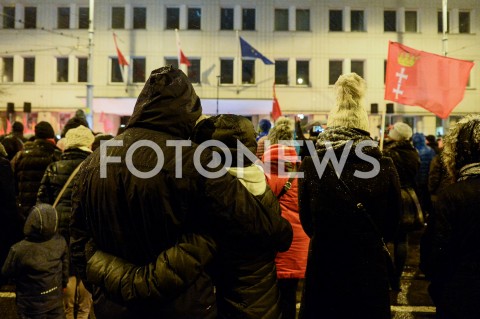  15.01.2019 GDANSK<br />GDANSZCZANIE ZEGNAJA PREZYDENTA PAWLA ADAMOWICZA POD URZEDEM MIASTA W GDANSKU<br />N/Z MIESZKANCY GDANSKA ZEBRANI POD URZEDEM MIASTA<br /> 