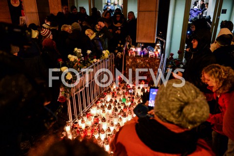  15.01.2019 GDANSK<br />GDANSZCZANIE ZEGNAJA PREZYDENTA PAWLA ADAMOWICZA POD URZEDEM MIASTA W GDANSKU<br />N/Z MIESZKANCY SKLADAJA ZNICZE PRZED GLOWNYM WEJSCIEM DO URZEDU MIASTA<br /> 
