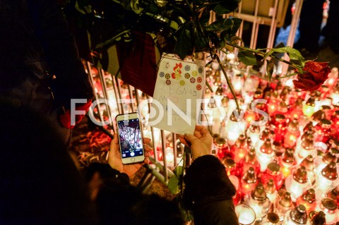  15.01.2019 GDANSK<br />GDANSZCZANIE ZEGNAJA PREZYDENTA PAWLA ADAMOWICZA POD URZEDEM MIASTA W GDANSKU<br />N/Z LAURKA Z NAPISEM ZEGNAJ MOJ PREZYDENCIE<br /> 