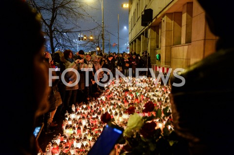  15.01.2019 GDANSK<br />GDANSZCZANIE ZEGNAJA PREZYDENTA PAWLA ADAMOWICZA POD URZEDEM MIASTA W GDANSKU<br />N/Z MIESZKANCY SKLADAJA ZNICZE PRZED GLOWNYM WEJSCIEM DO URZEDU MIASTA<br /> 