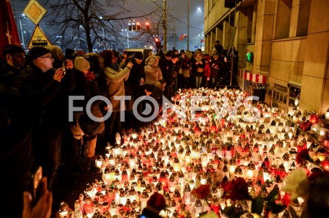  15.01.2019 GDANSK<br />GDANSZCZANIE ZEGNAJA PREZYDENTA PAWLA ADAMOWICZA POD URZEDEM MIASTA W GDANSKU<br />N/Z MIESZKANCY SKLADAJA ZNICZE PRZED GLOWNYM WEJSCIEM DO URZEDU MIASTA<br /> 