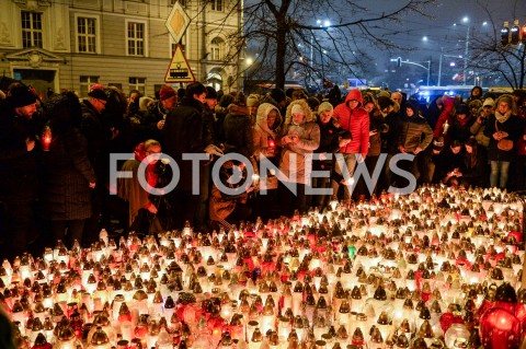  15.01.2019 GDANSK<br />GDANSZCZANIE ZEGNAJA PREZYDENTA PAWLA ADAMOWICZA POD URZEDEM MIASTA W GDANSKU<br />N/Z MIESZKANCY SKLADAJA ZNICZE PRZED GLOWNYM WEJSCIEM DO URZEDU MIASTA<br /> 