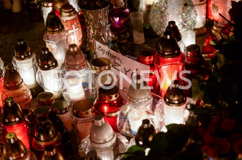  15.01.2019 GDANSK<br />GDANSZCZANIE ZEGNAJA PREZYDENTA PAWLA ADAMOWICZA POD URZEDEM MIASTA W GDANSKU<br />N/Z MIESZKANCY SKLADAJA ZNICZE PRZED GLOWNYM WEJSCIEM DO URZEDU MIASTA<br /> 