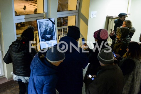  15.01.2019 GDANSK<br />GDANSZCZANIE ZEGNAJA PREZYDENTA PAWLA ADAMOWICZA POD URZEDEM MIASTA W GDANSKU<br />N/Z MIESZKANCY STOJACY PRZED PORTRETEM PAWLA ADAMOWICZA<br /> 
