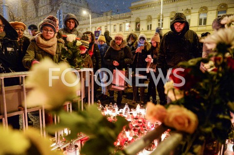 15.01.2019 GDANSK<br />GDANSZCZANIE ZEGNAJA PREZYDENTA PAWLA ADAMOWICZA POD URZEDEM MIASTA W GDANSKU<br />N/Z MIESZKANCY SKLADAJA ZNICZE PRZED GLOWNYM WEJSCIEM DO URZEDU MIASTA<br /> 