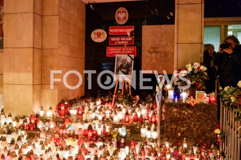  15.01.2019 GDANSK<br />GDANSZCZANIE ZEGNAJA PREZYDENTA PAWLA ADAMOWICZA POD URZEDEM MIASTA W GDANSKU<br />N/Z MIESZKANCY SKLADAJA ZNICZE PRZED GLOWNYM WEJSCIEM DO URZEDU MIASTA<br /> 