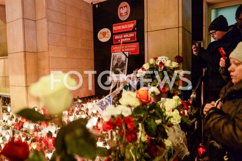  15.01.2019 GDANSK<br />GDANSZCZANIE ZEGNAJA PREZYDENTA PAWLA ADAMOWICZA POD URZEDEM MIASTA W GDANSKU<br />N/Z MIESZKANCY SKLADAJA ZNICZE PRZED GLOWNYM WEJSCIEM DO URZEDU MIASTA<br /> 