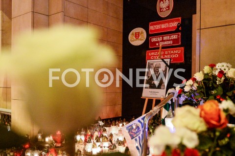  15.01.2019 GDANSK<br />GDANSZCZANIE ZEGNAJA PREZYDENTA PAWLA ADAMOWICZA POD URZEDEM MIASTA W GDANSKU<br />N/Z MIESZKANCY SKLADAJA ZNICZE PRZED GLOWNYM WEJSCIEM DO URZEDU MIASTA<br /> 