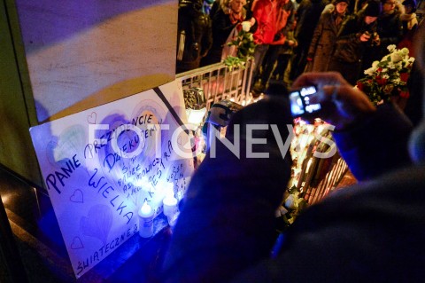  15.01.2019 GDANSK<br />GDANSZCZANIE ZEGNAJA PREZYDENTA PAWLA ADAMOWICZA POD URZEDEM MIASTA W GDANSKU<br />N/Z TRANSPARENT Z NAPISEM PANIE PREZYDENCIE DZIEKUJEMY<br /> 