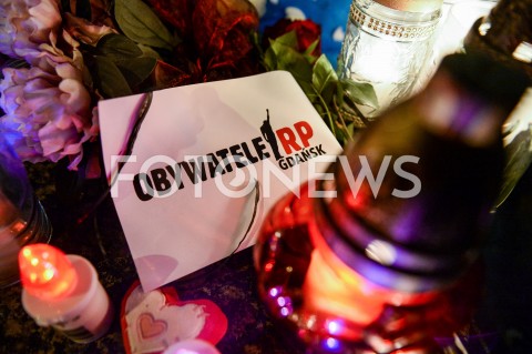  15.01.2019 GDANSK<br />GDANSZCZANIE ZEGNAJA PREZYDENTA PAWLA ADAMOWICZA POD URZEDEM MIASTA W GDANSKU<br />N/Z ULOTKA Z NAPISEM OBYWATELE RP GDANSK<br /> 