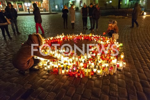 16.01.2019 WARSZAWA<br />SERCE ZE ZNICZY I SWIEC DLA PAWLA ADAMOWICZA NA PLACU ZAMKOWYM<br />N/Z SWIECE ZNICZE ZALOBA<br /> 