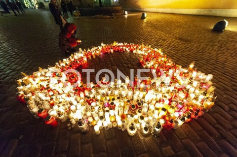  16.01.2019 WARSZAWA<br />SERCE ZE ZNICZY I SWIEC DLA PAWLA ADAMOWICZA NA PLACU ZAMKOWYM<br />N/Z SWIECE ZNICZE ZALOBA<br /> 