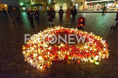 Serce ze zniczy upamiętniające prezydenta Pawła Adamowicza na Placu Zamkowym w Warszawie