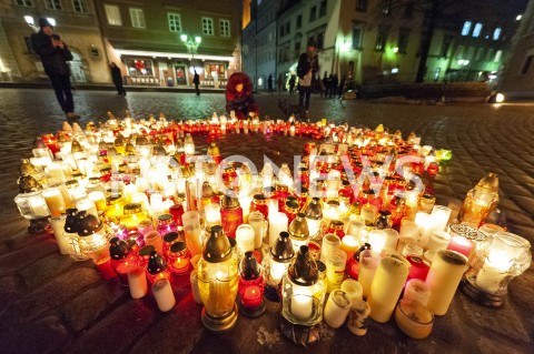  16.01.2019 WARSZAWA<br />SERCE ZE ZNICZY I SWIEC DLA PAWLA ADAMOWICZA NA PLACU ZAMKOWYM<br />N/Z SWIECE ZNICZE ZALOBA<br /> 