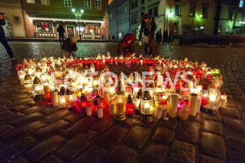  16.01.2019 WARSZAWA<br />SERCE ZE ZNICZY I SWIEC DLA PAWLA ADAMOWICZA NA PLACU ZAMKOWYM<br />N/Z SWIECE ZNICZE ZALOBA<br /> 