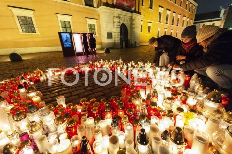  16.01.2019 WARSZAWA<br />SERCE ZE ZNICZY I SWIEC DLA PAWLA ADAMOWICZA NA PLACU ZAMKOWYM<br />N/Z SWIECE ZNICZE ZALOBA<br /> 