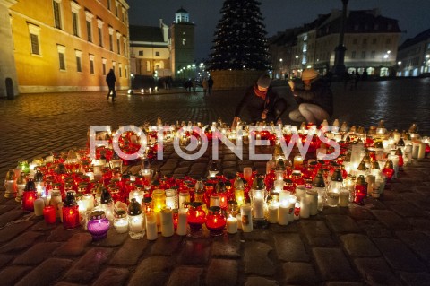  16.01.2019 WARSZAWA<br />SERCE ZE ZNICZY I SWIEC DLA PAWLA ADAMOWICZA NA PLACU ZAMKOWYM<br />N/Z SWIECE ZNICZE ZALOBA<br /> 