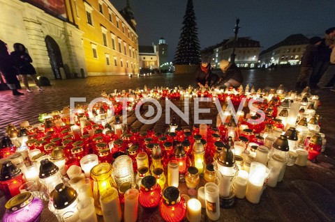  16.01.2019 WARSZAWA<br />SERCE ZE ZNICZY I SWIEC DLA PAWLA ADAMOWICZA NA PLACU ZAMKOWYM<br />N/Z SWIECE ZNICZE ZALOBA<br /> 