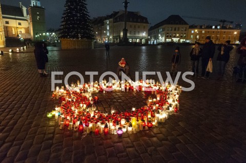  16.01.2019 WARSZAWA<br />SERCE ZE ZNICZY I SWIEC DLA PAWLA ADAMOWICZA NA PLACU ZAMKOWYM<br />N/Z SWIECE ZNICZE ZALOBA<br /> 