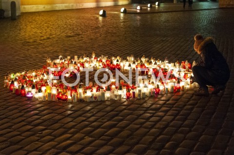  16.01.2019 WARSZAWA<br />SERCE ZE ZNICZY I SWIEC DLA PAWLA ADAMOWICZA NA PLACU ZAMKOWYM<br />N/Z SWIECE ZNICZE ZALOBA<br /> 