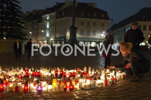  16.01.2019 WARSZAWA<br />SERCE ZE ZNICZY I SWIEC DLA PAWLA ADAMOWICZA NA PLACU ZAMKOWYM<br />N/Z SWIECE ZNICZE ZALOBA<br /> 