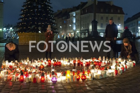  16.01.2019 WARSZAWA<br />SERCE ZE ZNICZY I SWIEC DLA PAWLA ADAMOWICZA NA PLACU ZAMKOWYM<br />N/Z SWIECE ZNICZE ZALOBA<br /> 