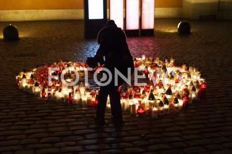  16.01.2019 WARSZAWA<br />SERCE ZE ZNICZY I SWIEC DLA PAWLA ADAMOWICZA NA PLACU ZAMKOWYM<br />N/Z SWIECE ZNICZE ZALOBA<br /> 