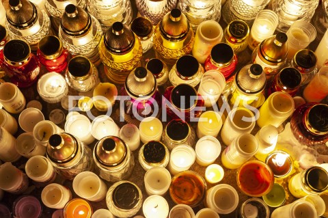  16.01.2019 WARSZAWA<br />SERCE ZE ZNICZY I SWIEC DLA PAWLA ADAMOWICZA NA PLACU ZAMKOWYM<br />N/Z SWIECE ZNICZE ZALOBA<br /> 