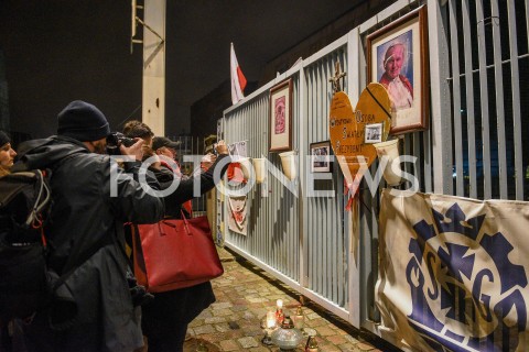  16.01.2019 GDANSK<br />WIELKIE SERCE ZE ZNICZY W HOLDZIE ZAMORDOWANEMU PREZYDENTOWI GDANSKA PAWLOWI ADAMOWICZOWI<br />N/Z GDANSZCZANIE PRZED BRAMA NUMER 2 STOCZNI GDANSKIEJ<br /> 