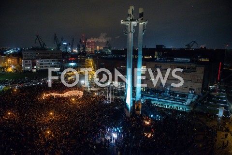  16.01.2019 GDANSK<br />WIELKIE SERCE ZE ZNICZY W HOLDZIE ZAMORDOWANEMU PREZYDENTOWI GDANSKA PAWLOWI ADAMOWICZOWI<br />N/Z GDANSZCZANIE ZEBRANI NA PLACU SOLIDARNOSCI<br /> 