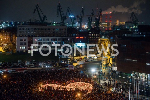 Serce ze zniczy upamiętniające prezydenta Pawła Adamowicza w Gdańsku