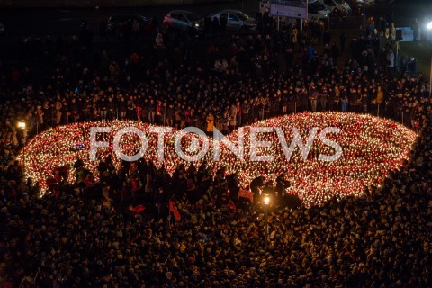  16.01.2019 GDANSK<br />WIELKIE SERCE ZE ZNICZY W HOLDZIE ZAMORDOWANEMU PREZYDENTOWI GDANSKA PAWLOWI ADAMOWICZOWI<br />N/Z GDANSZCZANIE ZEBRANI NA PLACU SOLIDARNOSCI<br /> 