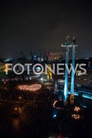  16.01.2019 GDANSK<br />WIELKIE SERCE ZE ZNICZY W HOLDZIE ZAMORDOWANEMU PREZYDENTOWI GDANSKA PAWLOWI ADAMOWICZOWI<br />N/Z GDANSZCZANIE ZEBRANI NA PLACU SOLIDARNOSCI<br /> 