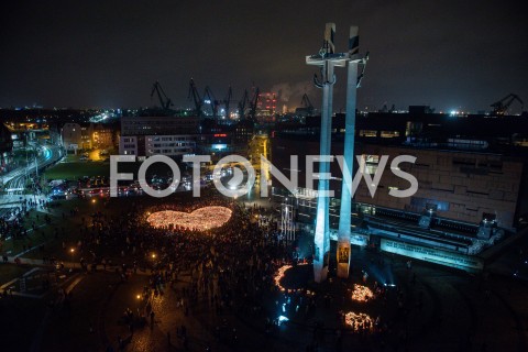  16.01.2019 GDANSK<br />WIELKIE SERCE ZE ZNICZY W HOLDZIE ZAMORDOWANEMU PREZYDENTOWI GDANSKA PAWLOWI ADAMOWICZOWI<br />N/Z GDANSZCZANIE ZEBRANI NA PLACU SOLIDARNOSCI<br /> 