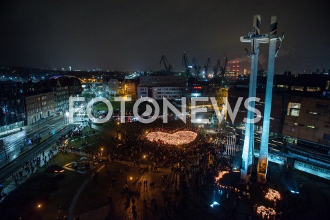  16.01.2019 GDANSK<br />WIELKIE SERCE ZE ZNICZY W HOLDZIE ZAMORDOWANEMU PREZYDENTOWI GDANSKA PAWLOWI ADAMOWICZOWI<br />N/Z GDANSZCZANIE ZEBRANI NA PLACU SOLIDARNOSCI<br /> 
