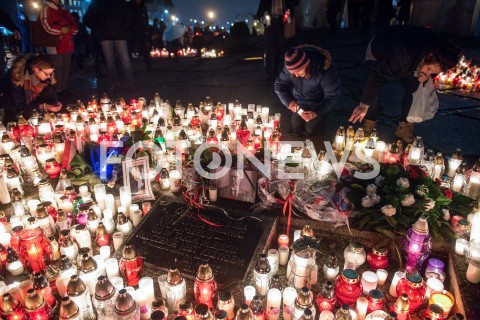 16.01.2019 GDANSK<br />WIELKIE SERCE ZE ZNICZY W HOLDZIE ZAMORDOWANEMU PREZYDENTOWI GDANSKA PAWLOWI ADAMOWICZOWI<br />N/Z GDANSZCZANIE ZEBRANI NA PLACU SOLIDARNOSCI PORTRET PAWLA ADAMOWICZA<br /> 