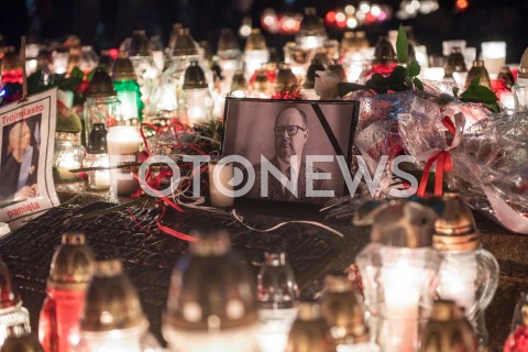  16.01.2019 GDANSK<br />WIELKIE SERCE ZE ZNICZY W HOLDZIE ZAMORDOWANEMU PREZYDENTOWI GDANSKA PAWLOWI ADAMOWICZOWI<br />N/Z PORTRET PAWLA ADAMOWICZA WSROD ZNICZY NA PLACU SOLIDARNOSCI<br /> 